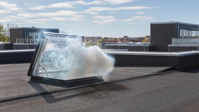 Das Velux Flachdach-Fenster für Ausstieg erfüllt die Anforderungen an geometrische Öffnungsflächen und kann zur Rauchableitung eingesetzt werden. © Foto: Velux