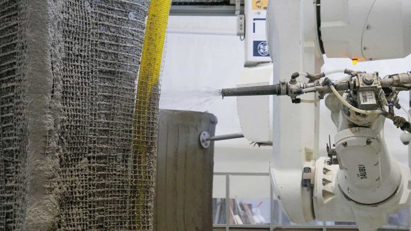 Digitale Fertigung von bewehrten Betonbauteilen im kombinierten Prozess aus Shotcrete 3D Printing (SC3DP) und präziser Oberflächenbearbeitung durch CNC-Fräsen. Quelle: TRR 277 AMC/Janna Vollrath