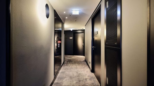 Im Bereich der Hotelflure wurden im neuen Stuttgarter Porsche Design Tower Novoferm-Türen der Serie NovoPorta Premio verbaut, die sich nahtlos in das architektonische Konzept einfügen. © Novoferm/ Nico Walke