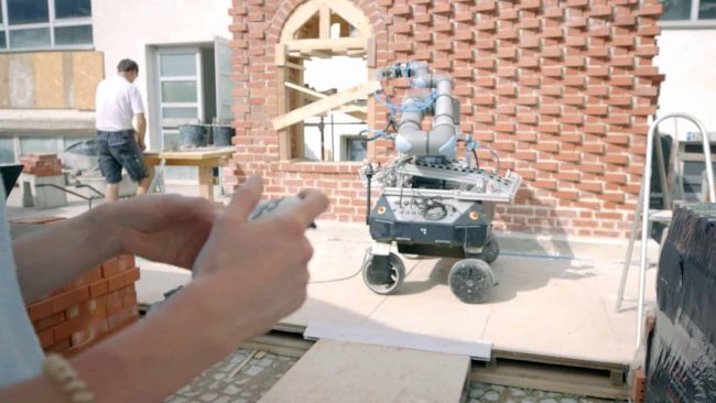 Roboter sind bei dem Bau einer klimaoptimierten Wand mit dabei. Hier bei einem Workshop mit der Bauinnung München-Ebersberg. © TUM