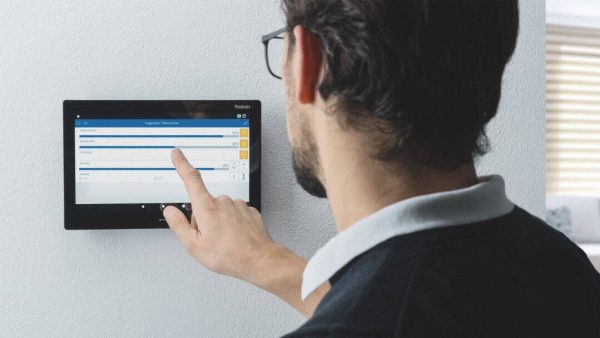 Die vorinstallierte LUXORplay Software steuert das gesamte Smart Home-System. © Theben AG