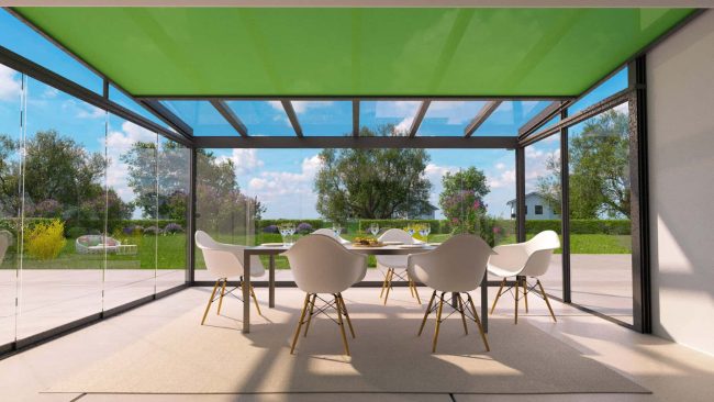 Neben Grün gibt es die Dachmarkise auch in Rot und verschiedenen Anthrazittönen. © TS Aluminium