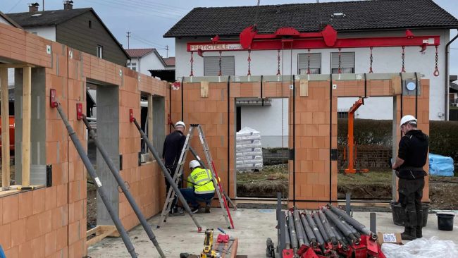 Das Erdgeschoss wurde gemäß eines detaillierten Ablauf- und Montageplans innerhalb eines Arbeitstages von acht Stunden errichtet – obwohl die Bauweise für das dreiköpfige Team komplett neu war. © Foto: Leipfinger-Bader