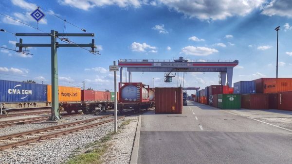 Auf dem rund 80.000 Quadratmeter großen Gelände entsteht ein modernes KV-Terminal mit automatisierten Kranen. Durch die erhöhte Umschlagkapazität lassen sich künftig über 16.700 Tonnen CO₂ pro Jahr einsparen. © DB InfraGO AG