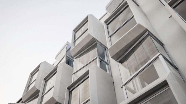 Die unterschiedlich geneigten Seitenflächen der Kuben erzeugen ein facettenreiches Licht- und Schattenspiel. © Rainer Taepper