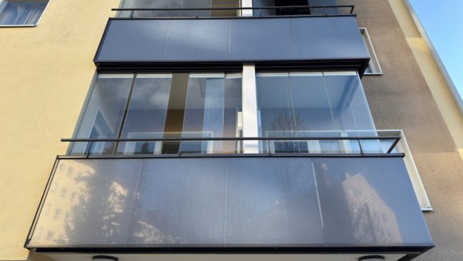 Lumon eRailing fügt sich in die Fassadengestaltung ein und eröffnet neue Möglichkeiten für energieeffiziente Wohnkonzepte. © Lumon Deutschland GmbH