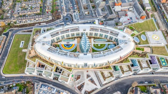 Das Krankenhaus wurde nach dem BREEAM-Standard „Exzellent“ konzipiert und setzt auf natürliche Belüftung, moderne Verglasung und ein großflächiges Gründachsystem. © Kalzip GmbH