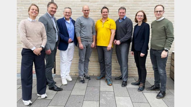 Die Gründungsmitglieder des Digitalzentrum Bau e.V. am Tag der Vereinsgründung. Im Bild von rechts nach links: Rafael Gramm, Stefanie Samtleben, Achim Oberg, Sebastian Hollermann, Tino Schöllhorn, Ralf Golinski, Thomas Kirmayr und Elisabeth Ebert. Nicht im Bild zu sehen, aber vor Ort dabei: Gründungsmitglied Michael Heil. © Digitalzentrum Bau e.V., 2025