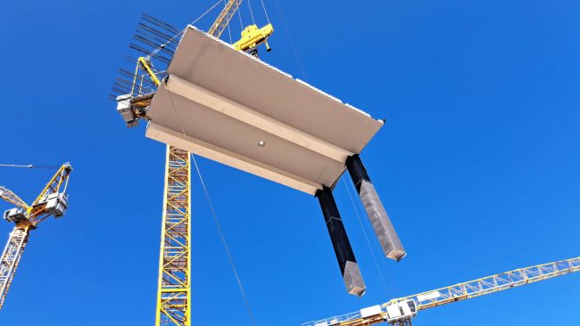 Die vorgefertigten Baugruppen aus dem Aichacher Werk werden in den Massivbau eingehoben. © Projektteam/Züblin Timber