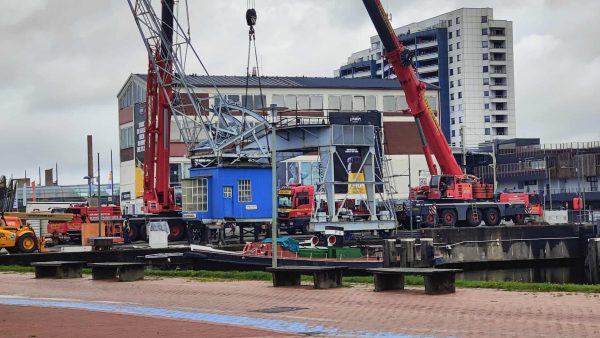 Die Kanzel des Halbportalkrans wurde abgenommen. © DSM / Jan Siedelmann