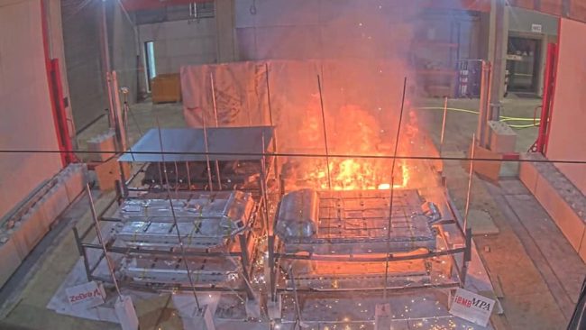 Großversuch des Verbundprojekts zur sicheren Lagerung und Brandbekämpfung von Kfz-Hochvoltspeichern im Zentrum für Brandforschung der TU Braunschweig. © iBMB / TU Braunschweig