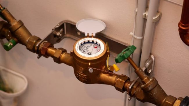 Der zuständige Wasserversorger garantiert die Trinkwasserqualität bis zum Übergabepunkt – der Hauptabsperrvorrichtung hinter dem Wasserzähler. © Dehoust, Leimen