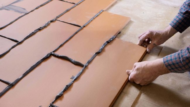 Das Verarbeiten der Estrichziegel ist unproblematisch: Die üblichen Werkzeuge, die zur Fliesenverlegung notwendig sind, reichen aus. © Peter Litvai