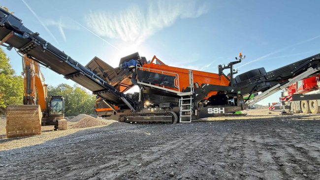 Die energieeffiziente Grobstücksiebmaschine lässt sich mit ihrem hybriden Antrieb autark auf Baustellen einsetzen. © MESDA Deutschland GmbH & Co. KG