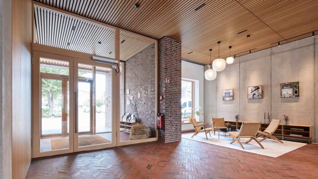 Für die Barrierefreiheit sind die Türen mit automatischen Schließsystemen versehen. © Schörghuber