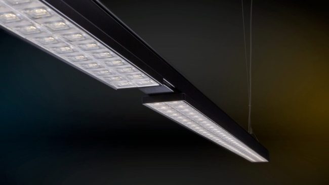 Die neuen Regiolux SRT- und SDT-Lichtbänder mit OptiLens-Technologie sind eine augenschonende, blendungsarme Lichtlösung mit reduziertem Multipleschatten-Effekt. © Regiolux