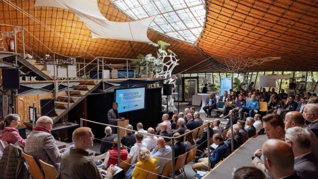 20. Deutscher Fassadentag am ILEK Stuttgart – unter dem Dach von Frei Otto diskutierten Experten über die Zukunft der Gebäudehülle. Das Leichtbau-Gebäude, ein Vorläufer des Expo-Pavillons von 1967 in Montreal, gilt als Meilenstein der Architekturgeschichte. © FVHF/Dennis Neuschaefer-Rube