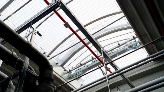 Doppelklappen in den Vario-Therm Lichtbändern stellen im Brandfall Rauch- und Wärmeabzug sicher. © Foto: Velux Commercial