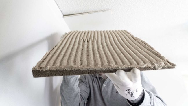 Die Platte StoCarrier Helio aus Blähglasgranulat erhöht die Oberflächentemperatur der Wand und verhindert, dass sich Kondensat und Schimmel bilden. Für die flankierende Decke gibt es spezielle, keilförmige Platten (StoCarrier Helio W). Die Verklebung erfolgt mit mineralischem Spachtel. © Sto SE & Co. KGaA