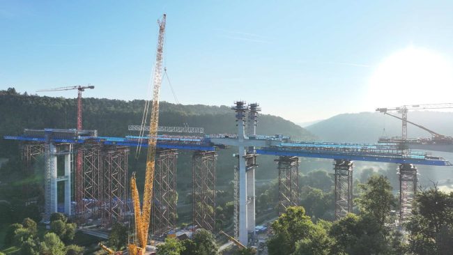 Ein 700-Tonnen-Raupenkran hebt bis zu 14 Zentimeter dicke Grobbleche millimetergenau ein. © PORR