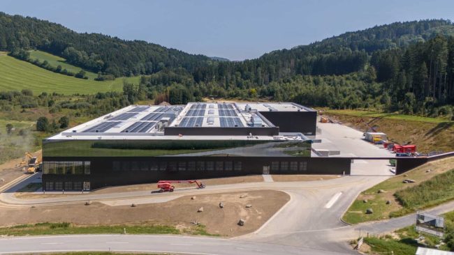 Besondere Herausforderungen ergaben sich durch die Lage des Industriebaus in Bayern. So waren aufgrund der zu berücksichtigenden hohen Schneelasten spezielle Zulassungen für die Photovoltaik-Module erforderlich. © Brüninghoff