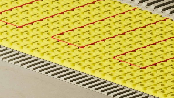 Die Entkopplungsmatte Durabase CI-H eignet sich für verschiedene Untergründe und nimmt das Heizkabel von Devi einfach auf. © Dural