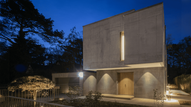 Skulpturale Erscheinung: Das Wohnhaus aus Liapor-Infraleichtbeton wirkt massiv, aber auch leicht und filigran. © Vincent Mosch