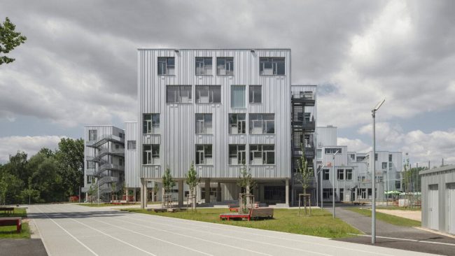 Die Doppelschule in Berlin-Lichtenberg beherbergt eine Integrierte Sekundarschule (ISS) und ein Gymnasium unter einem Dach. Die Neugier des Betrachters wird durch ein vielfältiges und kleinteiliges Fassadenbild angeregt, das nicht dem gewohnten Bild von Schulgebäuden mit langen Fensterbändern entspricht. © Foto: Jan Bitter