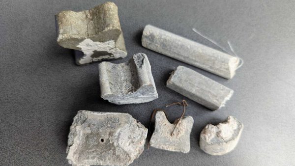 Abb. 1: Verschiedene Abstandhalter aus Asbestzement (Foto: Autoren).