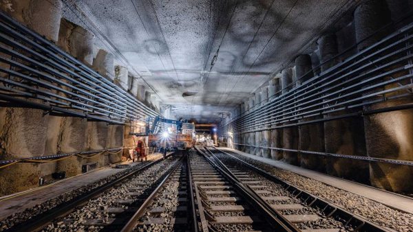 Abbildung 1: Die Geometrie des Zubringertunnels am Flughafen Wien führte zur Entscheidung, für die Sanierungsarbeiten einen Brandschutzputz zu verwenden. Foto: maxit