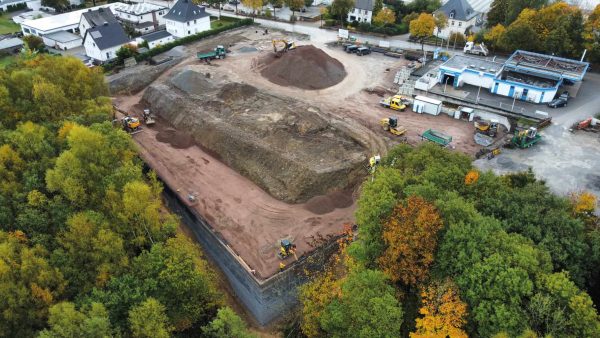 Abbildung 1: Gesamtansicht Baufeld mit KBE-Wand und erstelltem Erdkörper © Geotechnik-Institut-Dr. Höfer GmbH & Co. KG