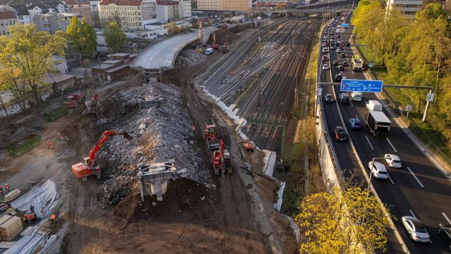 Die Westendbrücke in Berlin-Charlottenburg ist eine der verkehrsreichsten Autobahnbrücken im Stadtgebiet. Der Abriss bedeutete auch eine Unterbrechung des Fern- und S-Bahnbetriebs. © Jost Listemann | TIME:CODE:MEDIA