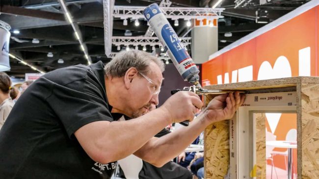Am Messestand präsentiert Soudal seine Produktlösungen für das Fenstersystem live und gibt Besuchern die Gelegenheit, die Kleb- und Dichtstoffe eigenhändig in der Praxis zu testen. © Soudal
