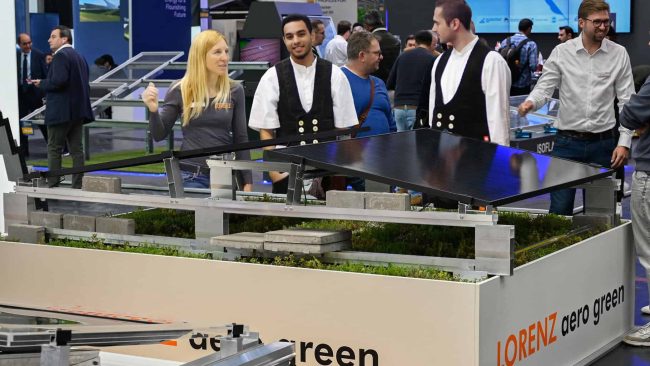 Auf der Dach+Holz ist das Gründachsystem eines der Exponate auf dem Lorenz-Stand. © Lorenz-Montagesysteme GmbH