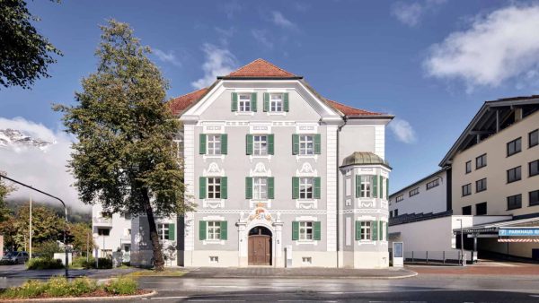Aus dem alten Finanzamt mit einem angeschlossenen Neubau ist nach dem Entwurf von H2M Architekten ein neues Seniorenzentrum in Garmisch-Partenkirchen entstanden. Von Schörghuber stammen zahlreiche Türlösungen. © Schörghuber / Laura Thiesbrummel