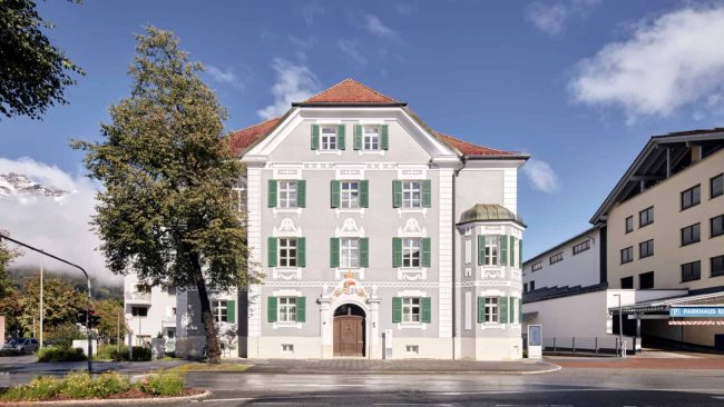 Aus dem alten Finanzamt mit einem angeschlossenen Neubau ist nach dem Entwurf von H2M Architekten ein neues Seniorenzentrum in Garmisch-Partenkirchen entstanden. Von Schörghuber stammen zahlreiche Türlösungen. © Schörghuber / Laura Thiesbrummel