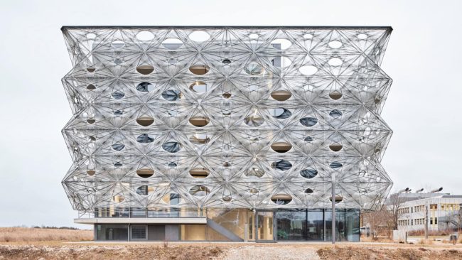 Außen ein Statement aus robotisch gefertigten Fasern: Die Sekundärfassade des Texoversums in Reutlingen ist mehr als ungewöhnlich. Im Inneren sorgen Hörmann Tür- und Torlösungen für den erforderlichen Brandschutz. © Hörmann / Laura Thiesbrummel