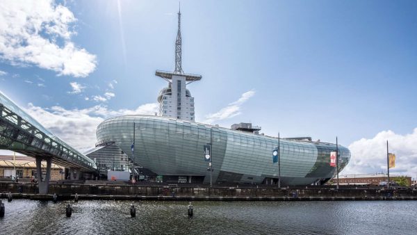Außen wie innen hui: Mit seiner einzigartigen Architektur, die an ein Schiff erinnert, das in den Havenwelten anlegt, zieht das Klimahaus Bremerhaven alle Blicke auf sich. Im Innern befindet sich mehr als ein Museum – das Klimahaus Bremerhaven bietet eine weltweit einzigartige Wissens- und Erlebniswelt zu den Themen Klima, Klimawandel und Wetter. © Kieback&Peter GmbH & Co.KG