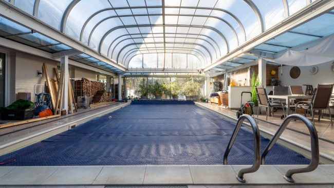 Außenschwimmbecken mit Poolüberdachung im Winterbetrieb © TWL-Technologie