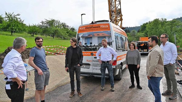 Bauherren im Gespräch: Was es beim Bauen so alles zu beachten gilt, erfahren die künftigen Winterbacher Hauseigentümer beim Baustellentermin von Holzbauunternehmer Jochen Kurz (links) persönlich. Bild: Achim Dathe für Kurz Holzbau im DHV 