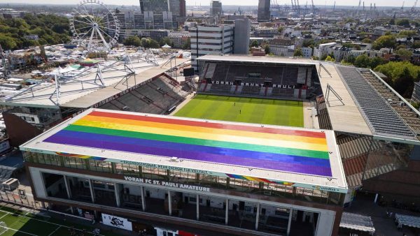 Die großflächige BIPV-Anlage, die LichtBlick (Hamburg) federführend plante, erzeugen auf dem Stadiondach des FC St. Pauli jährlich etwa 285.000 Kilowattstunden grünen Strom – genug für rund 80 Mehrfamilienhaushalte. Dabei werden 135 bis 140 Tonnen CO₂ eingespart. Die 1.080 farbigen Module mit MorphoColor-Technologie wurden von Modulbauer Megasol hergestellt, mit farbig beschichteten Abdeckgläsern von AGC Interpane Architectural Glass. © LichtBlick SE