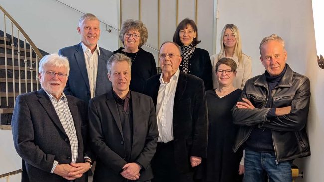 Der Ausschuss Bildung der Bundesingenieurkammer, unten: Dr.-Ing. Hubertus Brauer, Prof. Dr.-Ing. Helmut Schmeitzner, Prof. Dr.-Ing. Klaus-Peter Meßmer, Prof. Dr.-Ing. Kathy Meiss, Dr. Peter Traichel; oben: Dr.-Ing. Rico Löbig, Dipl.-Ing. Christine Mörgen, Dr. Ulrike Raczek, Chantal Stamm M.BP. © BIngK