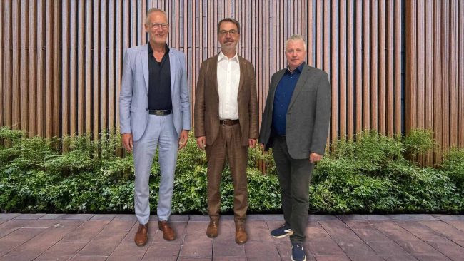 Die neugewählten Sprecher des Länderbeirats mit ihrem Vorgänger (v.l.n.r.): Dipl.-Ing. Torsten Sasse (bisheriger Sprecher), Präsident der Ingenieurkammer der Freien Hansestadt Bremen; Dr.-Ing. Hans-Jörg Temann (Sprecher), Präsident der Ingenieurkammer Sachsen; Dipl.-Ing. Jörg Herrmann (Stellv. Sprecher), Präsident der Ingenieurkammer Sachsen-Anhalt © Bundesingenieurkammer