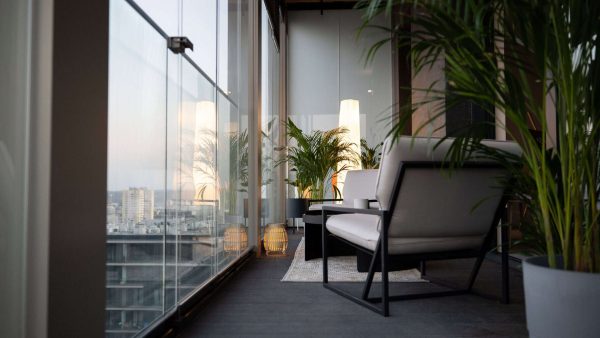Balkonverglasungen erweitern den Wohnraum und bieten unter anderem Schutz gegen Lärm und Witterungseinflüsse. © Lumon Deutschland GmbH
