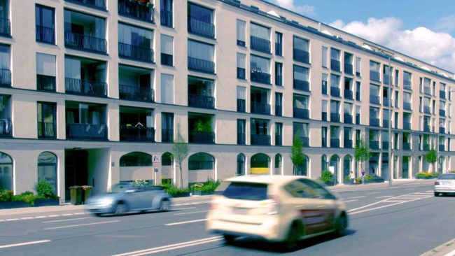 Balkonverglasungen von Lumon reduzieren den Verkehrslärm im Wohnumfeld spürbar und sorgen für mehr Ruhe und Lebensqualität in der Stadt. © Lumon Deutschland GmbH