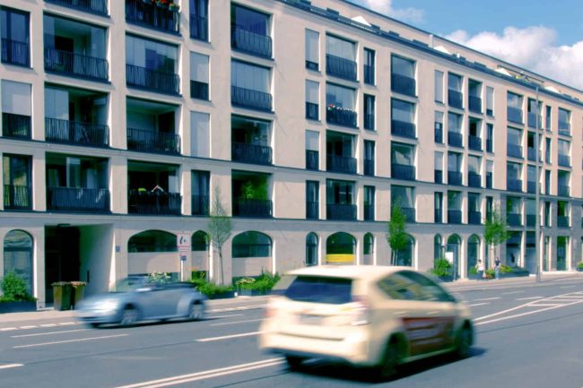 Balkonverglasungen von Lumon reduzieren den Verkehrslärm im Wohnumfeld spürbar und sorgen für mehr Ruhe und Lebensqualität in der Stadt. © Lumon Deutschland GmbH