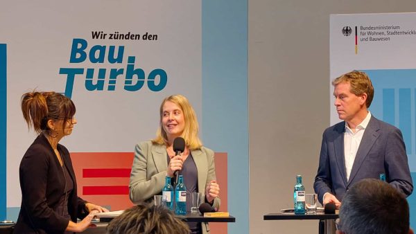 Bau-Turbo Umsetzungslabor: Bauministerin Verena Hubertz und Dr. Ulf Kämpfer © DIB