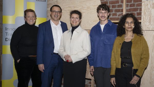 (v.l.n.r.) Prof. Elisabeth Endres, TU Braunschweig, Vorsitzende des Beirates der Bundesstiftung Bauakademie; PSts Sören Bartol, BMWSB, Stiftungsratsvorsitzender der Bundesstiftung Bauakademie; Dr. Elena Wiezorek, Direktorin der Bundesstiftung Bauakademie; Florian Prokop, Moderation; Prof. Dr. Anupama Kundoo, TU Berlin und Mitglied des Beirates der Bundesstiftung Bauakademie © Bundesstiftung Bauakademie / Anke Illing