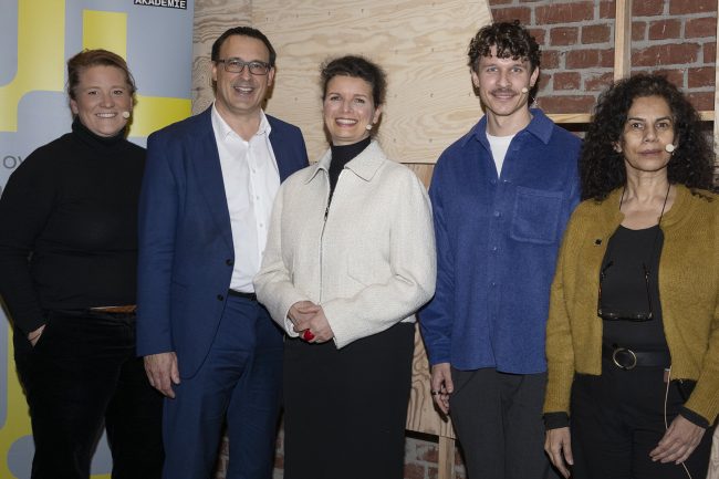 (v.l.n.r.) Prof. Elisabeth Endres, TU Braunschweig, Vorsitzende des Beirates der Bundesstiftung Bauakademie; PSts Sören Bartol, BMWSB, Stiftungsratsvorsitzender der Bundesstiftung Bauakademie; Dr. Elena Wiezorek, Direktorin der Bundesstiftung Bauakademie; Florian Prokop, Moderation; Prof. Dr. Anupama Kundoo, TU Berlin und Mitglied des Beirates der Bundesstiftung Bauakademie © Bundesstiftung Bauakademie / Anke Illing
