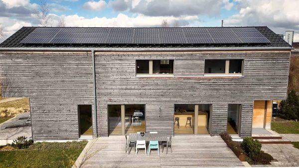 Baufritz-Häuser werden oft mit einer PV-Anlage und einem Hauskraftwerk von E3/DC ausgestattet. © E3/DC